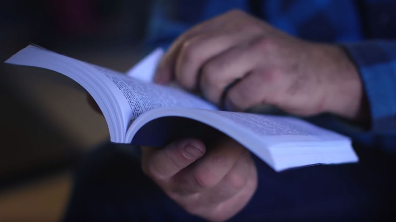 Џаред работи на обновување на олдтајмер додека објаснува како Книгата на Мормон го приближила до Исус Христос